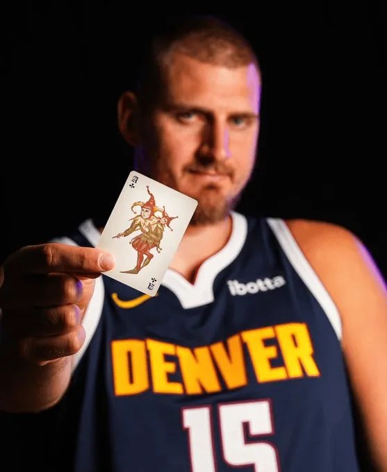 约基奇十连胜期间场均25.2分14.4板12.7助1.3断，命中率55%